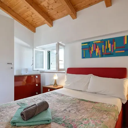 5 Bedroom Cozy Home In Lavagna 拉瓦尼亚