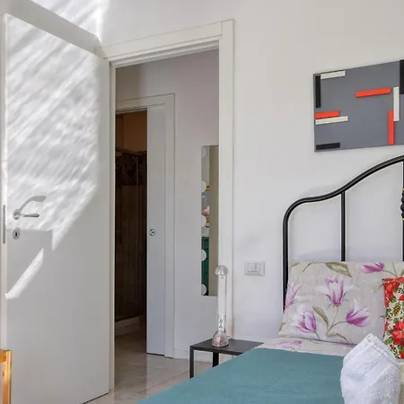 5 Bedroom Cozy Home In Lavagna *