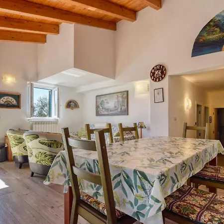 5 Bedroom Stunning In Hébergement de vacances Lavagna