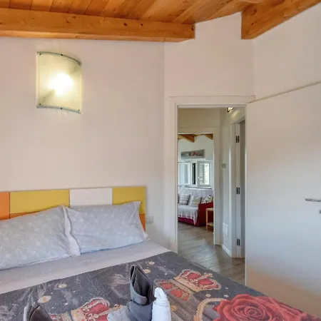5 Bedroom Cozy Home In Lavagna בית נופש *